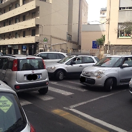 Catania, parcheggio selvaggio in via Giacomo Leopardi!