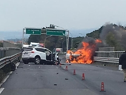 Fuoco sull'A18 per un pauroso incidente
feriti e tre auto coinvolte