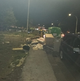 Catania, spazzatura in via R.  Anselmi.