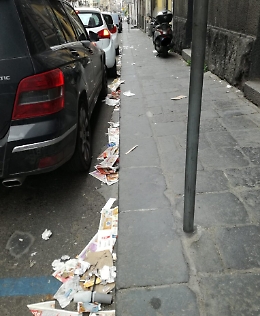 Catania, volantini lasciati in strada.