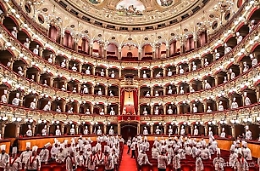 Festa Federcuochi al Bellini: teatro "invaso" da centinaia di berrette bianche
