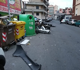 Catania, rifiuti di carrozzeria nei cassonetti.