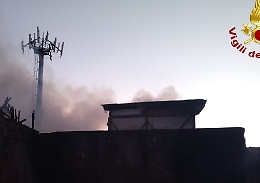 Ragusa, fiamme in un condominio: momenti di paura per residenti