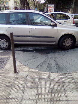 Catania: auto impedisce transito ai disabili
