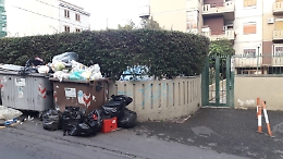 Catania, immondizia all'ingresso del condominio in Via Galermo