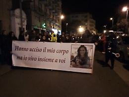 Uccisa a Marsala, in 3000 sfilano per ricordare Nicoletta: «Io vivo insieme a voi»