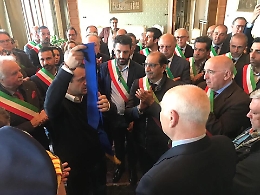 Fondi negati alle ex Province e De Luca consegna la fascia al prefetto