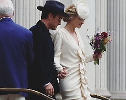 Jude Law sposo a Londra con occhiali e cappello