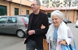 Ritorna in cattedra la prof sospesa
e i suoi alunni le regalano una rosa per ogni giorno di assenza forzata...