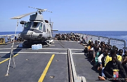 Migranti soccorsi dalla Marina: giallo su bimba morta ed è polemica sui ritardi