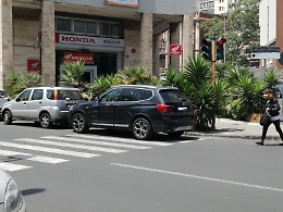 Catania: incivile sulle strisce pedonali