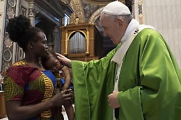 Il Papa dedica la messa ai migranti e ricorda visita a Lampedusa