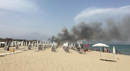 Catania, alla Plaia dopo le fiamme divampano le polemiche: al via i sopralluoghi