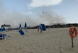 Incendi Catania: riaperto il viale Kennedy, alla Plaia si torna a fare il bagno