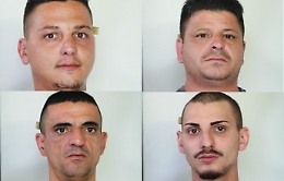 Catania, rubavano le auto caricandole su un furgone: arrestati