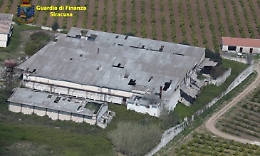 Rifiuti gestiti illecitamente nel capannone con amianto: scatta sequestro