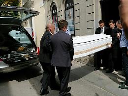 Nadia Toffa, tutti in fila alla camera ardente