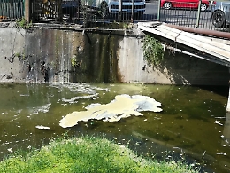 Catania, Via San Giuseppe la Rena: lavaggio di pentolame alla fontana pubblica