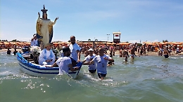 Catania, la Madonna Assunta in processione lungo i lidi della Playa