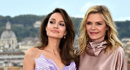 Magrissime, belle e algide: Jolie e Pfeiffer, due star a Roma per Maleficent