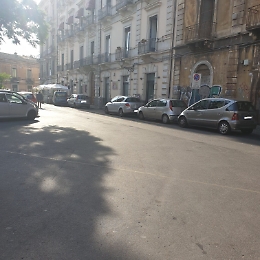 Catania, piazza Turi Ferro: si parcheggia anche negli stalli per le auto elettriche