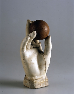 Rubano palla da biliardo dall' "Assemblage" di Man Ray: Polizia la ritrova