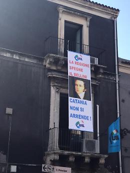 Tagli al Bellini, striscione da balcone Uil a sostegno del Teatro