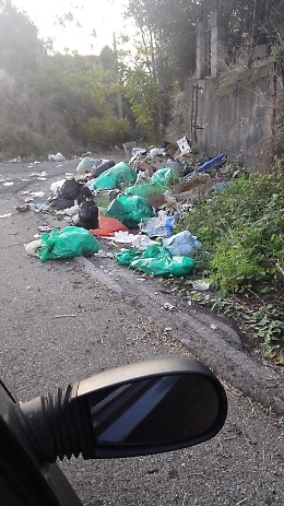 Catania: strada Feudogrande - Piedimonte  disseminata di rifiuti