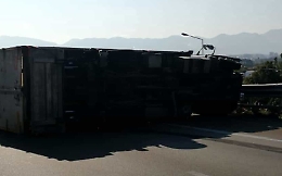 Palermo, tir si ribalta sulla A29 e "sparge" olio di palma: traffico in tilt