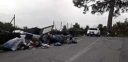 Nicolosi: discarica nella strada per il nuovo cimitero