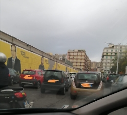 Catania, ore 14 Piazza Lanza: auto parcheggiate  in quinta fila