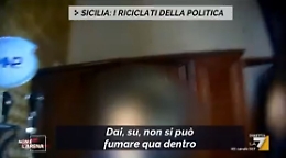 Palermo, commessi del Comune mangiano e fumano nella Sala delle Lapidi