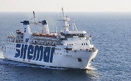 Vento di scirocco "sballotta" traghetto che salta approdo a Panarea