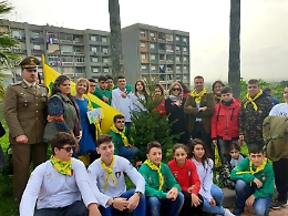 Fratellanza, amore, legalità, i "rami" di un abete piantato a scuola