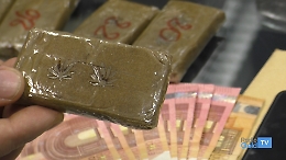 Si è imbarcato a Napoli con 49 kg di hashish, arrestato all'arrivo a Palermo