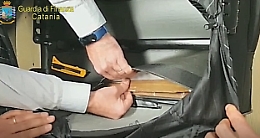 Da Bruxelles a Catania con 2 chili di eroina in valigia: arrestato a Fontanarossa