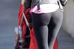 Inquadra il lato B di una mamma alla recita di Natale e scoppia la rissa