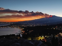 L' Etna ha già finito il suo show ma lascia lapilli su strade e pista aeroporto