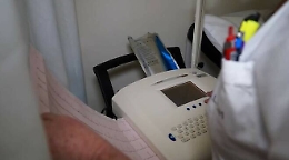 Covid, medico ai parenti: "La paziente è morta".  Ma anziana si "risveglia"