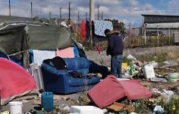 Tra i disperati della baraccopoli di Paternò: agli “schiavi” delle arance 80 cent a cassetta