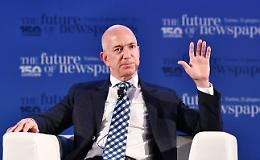 Jeff Bezos si riprende lo scettro di più ricco del mondo: ma New York fa causa ad Amazon