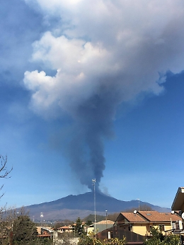 Etna, un'altra eruzione: trabocco di lava dal cratere di Sud Est, cenere e lapilli sulle città