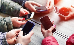 Nomofobia, arriva un ddl: «Bisogna proteggere gli adolescenti»