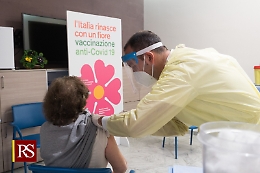 Smette di camminare dopo il vaccino anti Covid: Stato condannato a versare tremila euro al mese