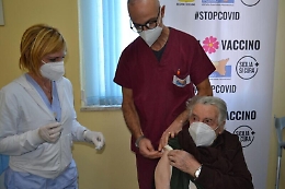 Palermo, lui 100 anni, lei 95 anni: vaccinati i coniugi più anziani