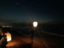 Peschereccio Nuova Iside, fiaccole in spiaggia per chiedere giustizia
