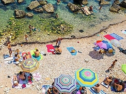 Solarium a Calarossa, l'ira degli ambientalisti: «Non privatizzate tutto»