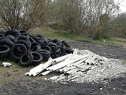 Gomme e pannelli di eternit: ecco come viene deturpato il Patrimonio dell’Etna