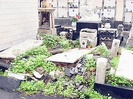 Catania, omaggio ai defunti nel cimitero cadente: «Qui frana tutto, danni alle tombe»