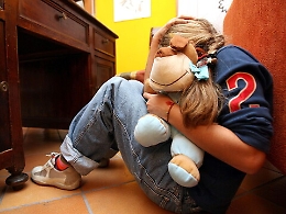 Enna, violentava bimba di 10 anni con la complicit&agrave; del padre